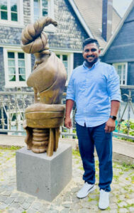 Muralee mit Skulptur "Mutter"